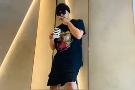 周杰伦耍酷有三宝，一黑二花三公举粉，就是不走寻常路图片