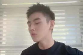 陈飞宇开播弹吉他唱情歌，穿休闲黑色长袖干净利落，祝生日快乐图片