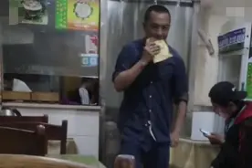 最穷影帝富大龙近况曝光，现身街边吃肉夹馍，出道35年买不起房图片