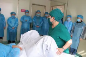 孕妇分娩遭十几个实习医生围观，紧张到生不出，为丈夫的行为点赞图片
