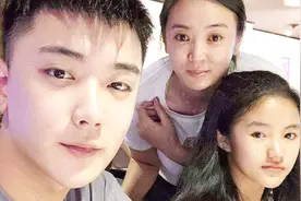 变形记最美女孩李勒优被大连妈妈收养哥哥宠爱，如今越来越漂亮