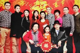 5个儿女前程似锦，父亲下葬后，锁门离开，屋内有声音，都愣住了图片