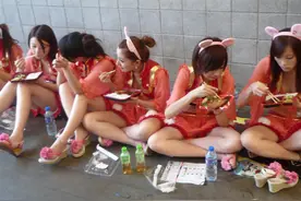 越南小姐姐在中越边境，摆摊卖东西，为何中国男性直呼不敢买？图片