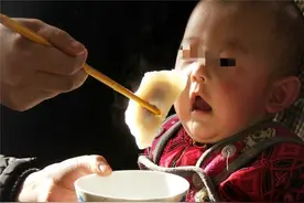 孩子多大年龄才能吃大人的饭菜？儿科医生：应该分年龄段喂养孩子图片