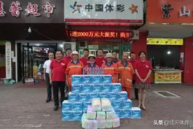 临沂“体彩送清凉”活动慰问环卫工人图片