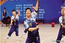 双杖“划”出夕阳红 健走更添新魅力图片