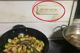 燃气灶上方装插座，师傅是无知还是故意？来不及拆，只能这么改了图片
