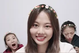 中国女排五一节表情包 劳模龚翔宇撸起袖子 高举：劳动最光荣图片