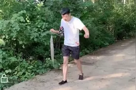 如果走路像街溜子一样，那就得小心了！图片
