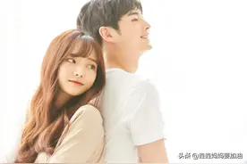 两性交往，搂搂抱抱已经过时，女性更喜欢这3个动作图片