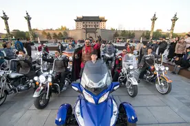 西安最中国，摩友扮兵马俑骑哈雷上演寻秦记图片