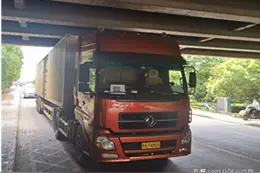 大货车误入限高桥下被卡   交警紧急救援帮其脱困图片