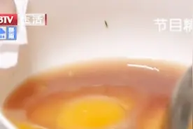 刚买一周的鸡蛋，打开一看血红的蛋清是怎么回事？还能吃吗？视频封面