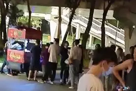 深圳最强臭豆腐摊：开豪车的食客与城管都在追它图片