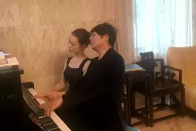 夫妻同心！郎朗吉娜四手联弹钢琴曲比心为抗疫加油图片