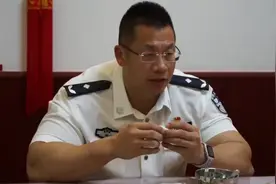 44岁公安局长肌肉撑爆白衬衫，人称“中国警察版巨石强森”图片