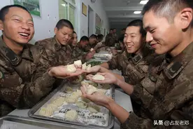 当兵伙食怎么样？海鲜吃到不想吃，老兵现在还记忆犹新图片