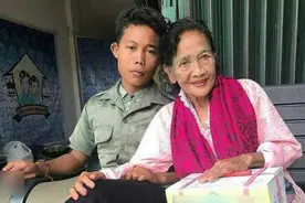 印尼小伙与7旬老太一见钟情，花92元办彩礼，担心妻子不忠将其关家中图片