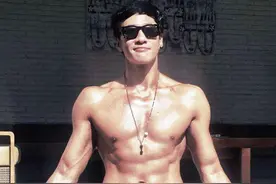 “猛男专业户”何润东，曾表白3次孙俪被拒，最后娶了柜台女职员图片