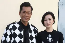 古天乐妈妈罕露面，获佘诗曼妈妈庆祝生日，打扮雍容华贵气质好图片