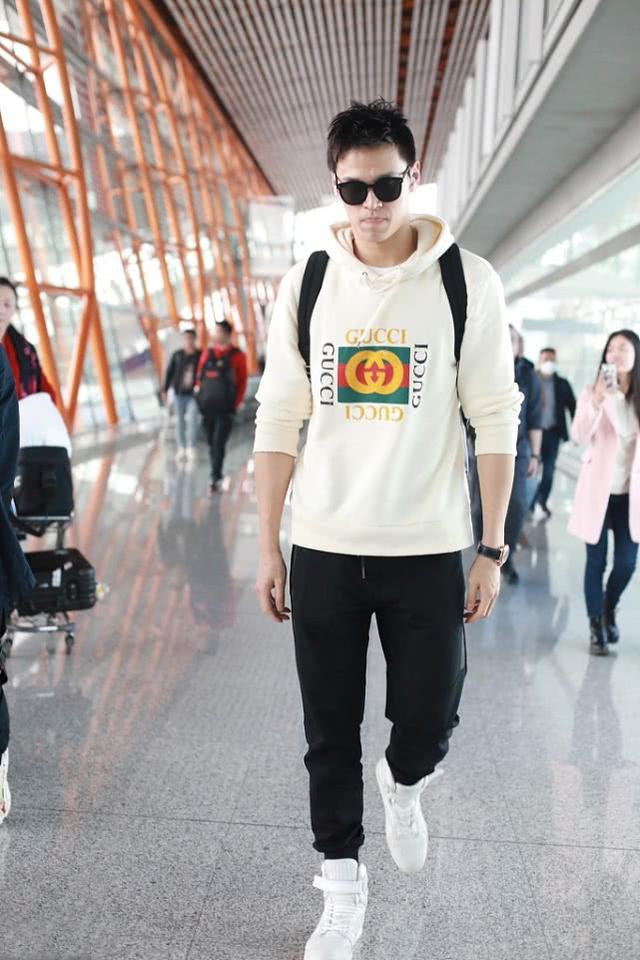 198cm的孙杨帅气造型,牛仔裤 polo衫气场十足,魅力不输时尚明星