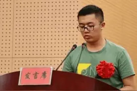湖南状元高考16岁考入北大，大三退学复读考清华，却被称985废物图片