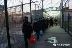 疫起高墙 | 3 省 5 监狱确诊 555 例背后的人情冷暖，包括离汉返京黄女士图片