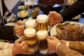 如果喝酒时，若身体出现了这4种情况，医生提醒：尽早戒酒图片