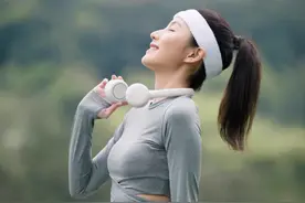 挂在脖子上的小风扇，出行、办公解放双手，为你带来街边自然风图片