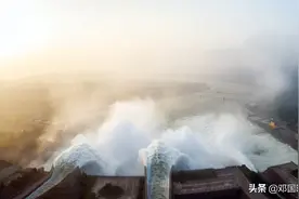 黄河小浪底开启泄洪调水运用模式，五龙排空，飞天瀑布太壮观图片