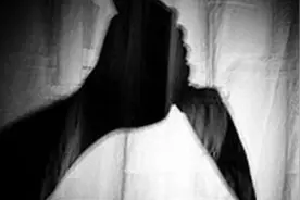 “你背叛了我们的友谊！”收到短信后法官被刺图片