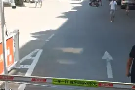 居民楼起火，消防车却被堵小区门外，消防员无奈徒手掰弯门禁杆图片