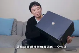 王思聪开箱LOL手办，重温自己ADC身份，成为中国第一个拿到的玩家图片