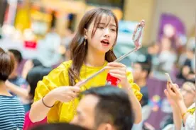 为抓住爱情，亲手把女友喂成200斤，如今23岁就当了爸爸图片