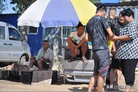 农村亲兄弟10多年不说话，母亲走后抱在一起大哭，看到底是为啥图片