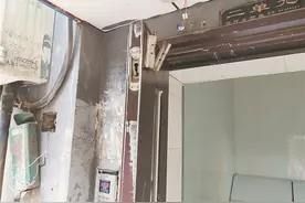 哈尔滨滨江新城居民真闹心！单元门破损关不上，电梯经常失灵还滑梯图片