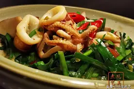 上班最怕被“炒鱿鱼”鱿鱼好吃不怕炒，加了韭菜有成熟的味道图片