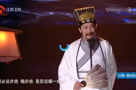 唐国强在晚会上被薛之谦惹毛，压着怒气回怼他，主持人尴尬打圆场图片