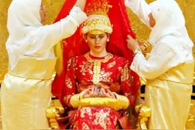 文莱“暴发户式”婚礼：新娘手戴22个金手镯，身挂11颗顶级祖母绿图片