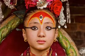 印度奇葩的“圣女制度”，女童12岁就被卖到寺庙，“服侍”僧侣图片