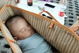 90后夫妻俩路边吃烧烤，一旁孩子在包里引人瞩目，娃是捡来的吗？图片