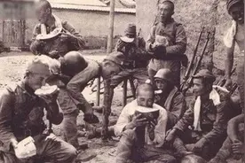 历史老照片：日军士兵吃抢来的西瓜，高级军官聚餐庆祝战争胜利图片