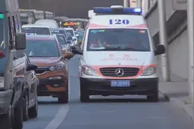 礼让救护车，点赞！图片