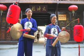 古代晚上为什么要打更？三个作用太重要，中国现在还能看到打更人图片