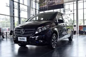 便宜的大7座奔驰车，5米37车长，2.0T自动挡油耗8.7L，实拍威霆图片