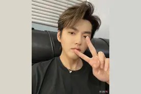 吴亦凡一晚被爆跟3网红有暧昧，独爱95后靓女位位都有大长腿图片
