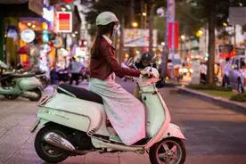 为啥女生爱偏着坐摩托？当事人回应：这3个原因实在难以启齿图片