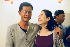 宣萱古天乐合照"发糖"，年过半百仍敢穿肥大小衫，颜值高不显老图片