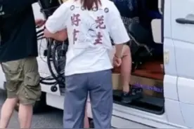29岁张予曦意外受伤，出行都靠俩助理帮忙！坐轮椅疑伤势严重图片