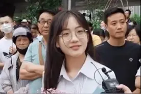 考场外送花的女孩火了！两天涨粉119万，本人回应：不签约不直播图片